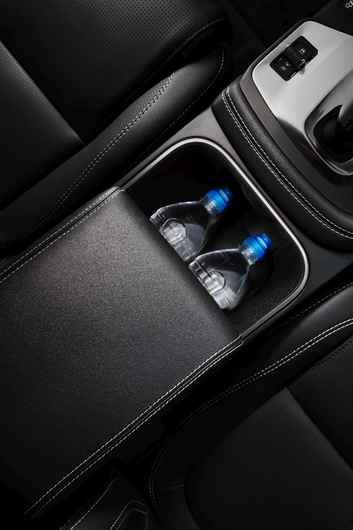 The full-size console provides length and width for two 1-L bottles