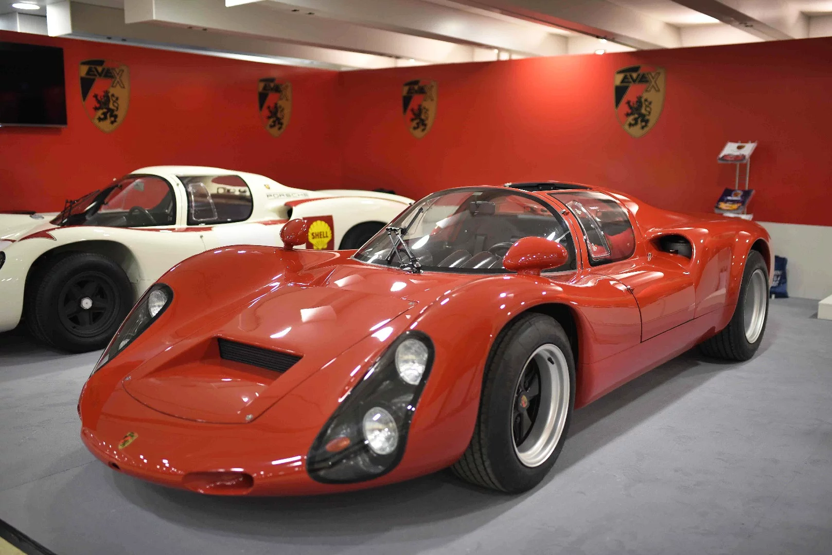 Evex's standard 910 has a 320-hp gas engine