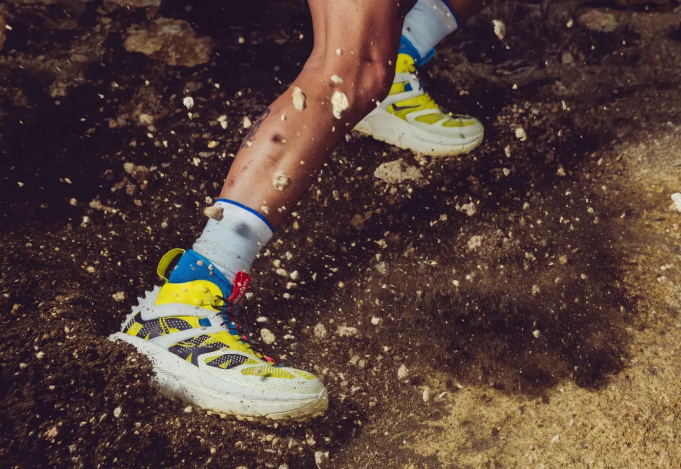Dengan outsole vibram grippy dan pelat serat karbon poppy, pendakian Hoka Mafate X meraih medan longgar dan muncul ke depan