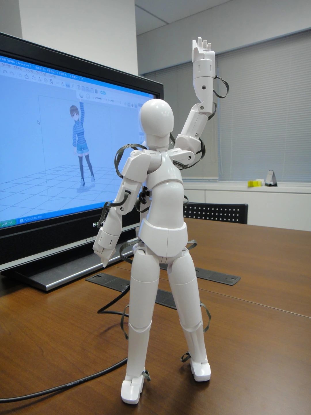 The Qumarion electronic marionette makes tricky poses simple (Photo: DigInfo)