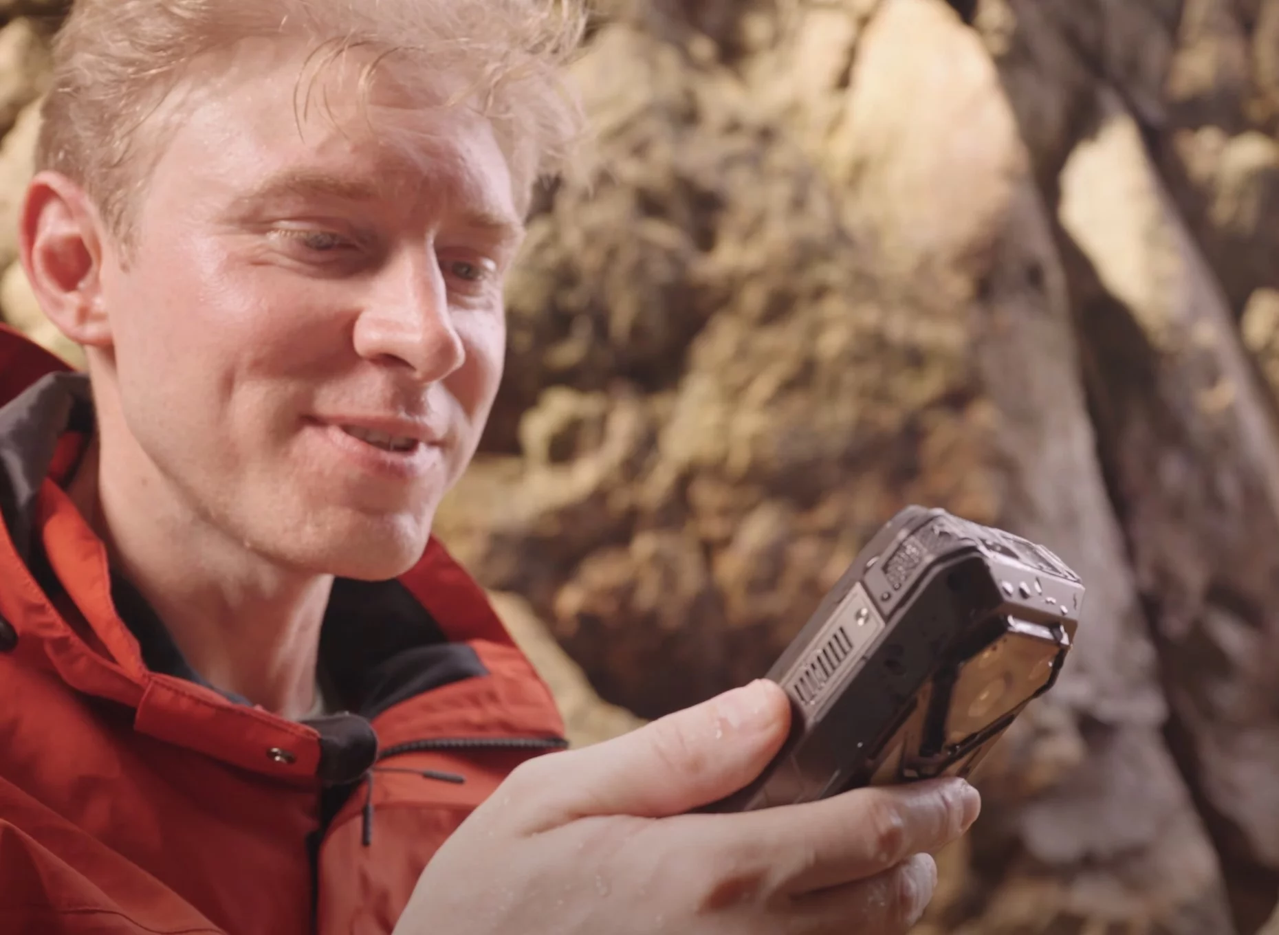 The Ulefone Armor 34 Pro rugged smartphone is quite a chunky beast at 183.1 x 86.6 x 32.7 mm, and tips the scales at a hefty 825 g