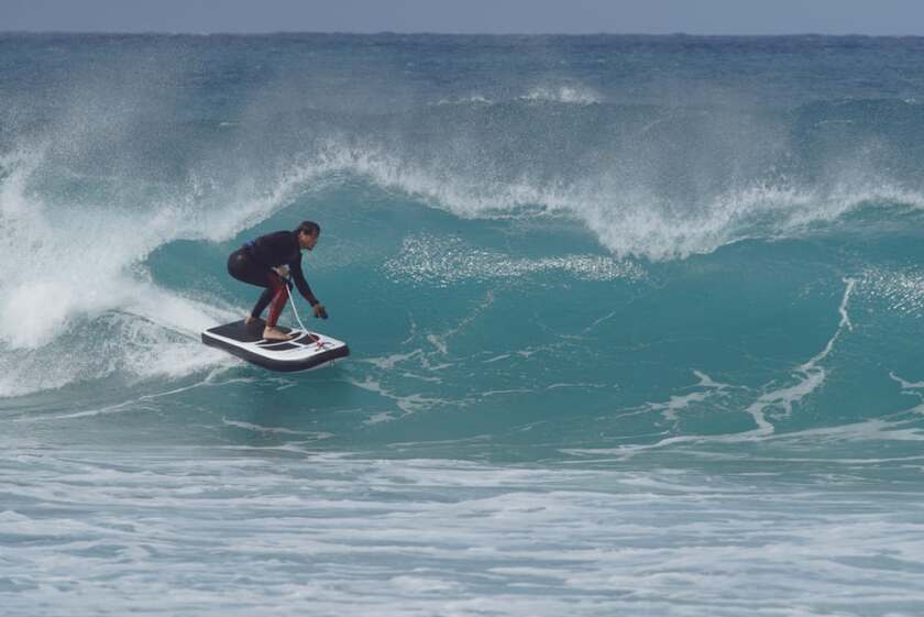 The Lampuga Air makes it easier to get an electric surfboard to the water