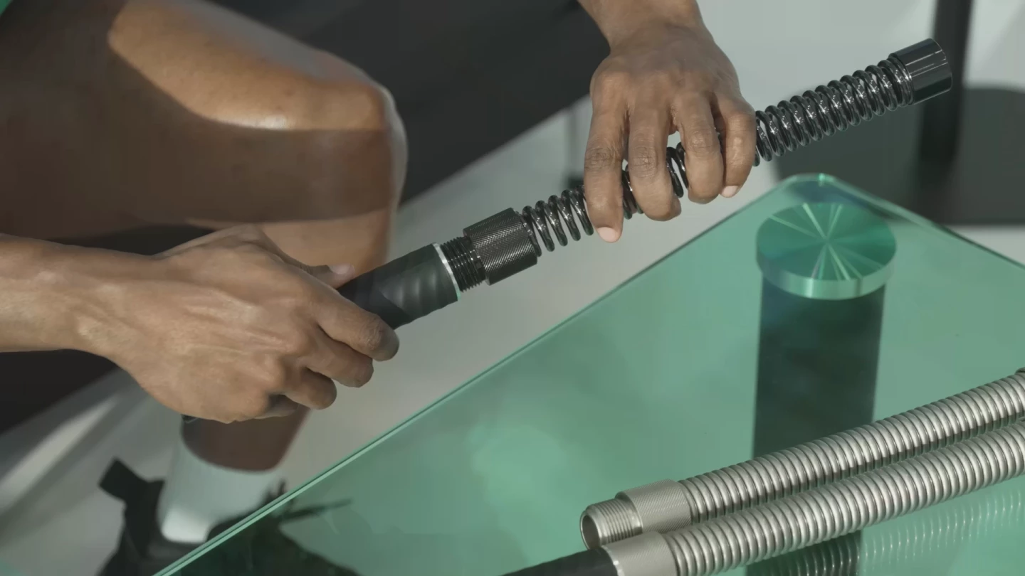 The new handle design enhances comfort and lets you switch between resistance levels