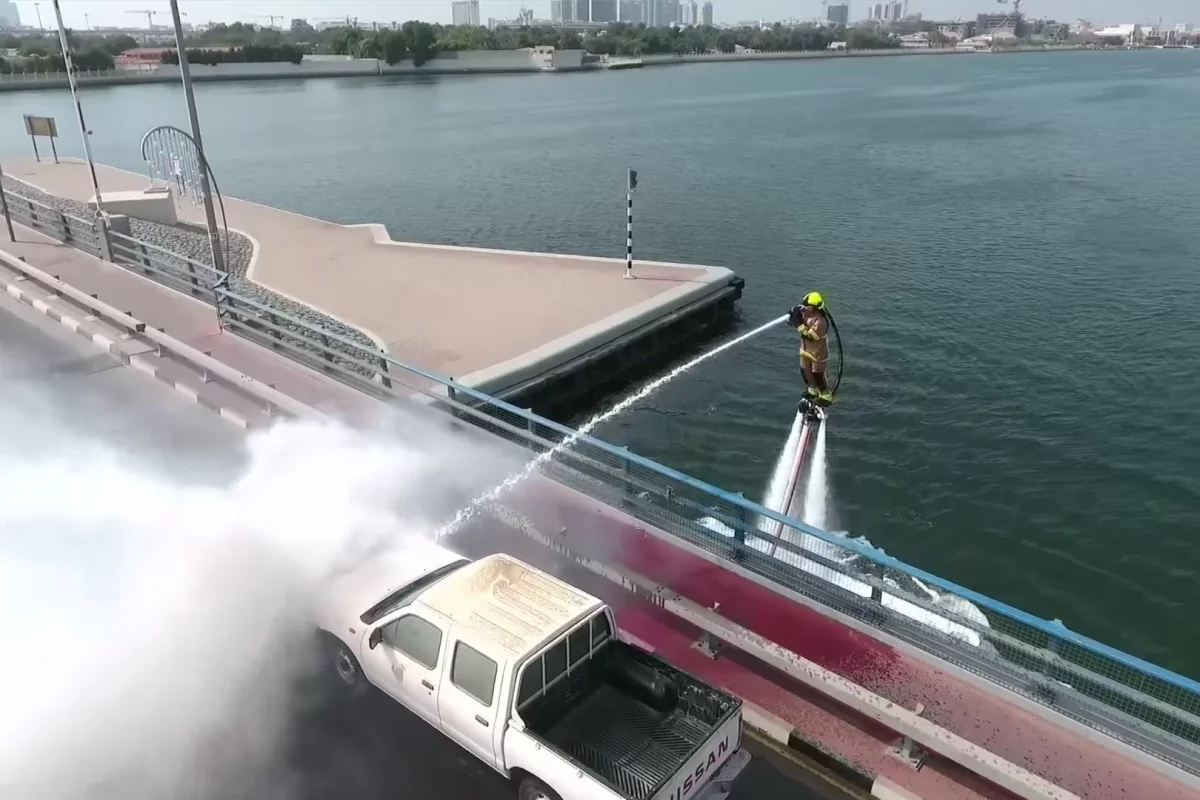 The water jet offers an unlimited source of firefighting water