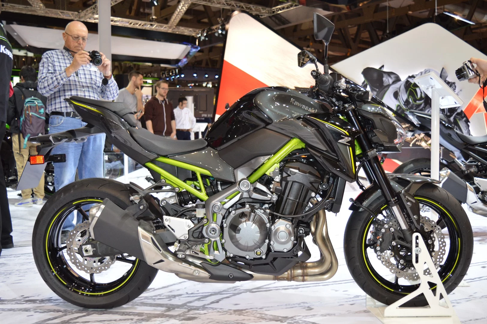 The 2017 Z900 replaces the Z800 in Kawasaki's range, using a bored-down version of the Z1000 engine that puts out 125 hp. Its most important novelty though should be the new steel trellis frame and the way it may affect its handling