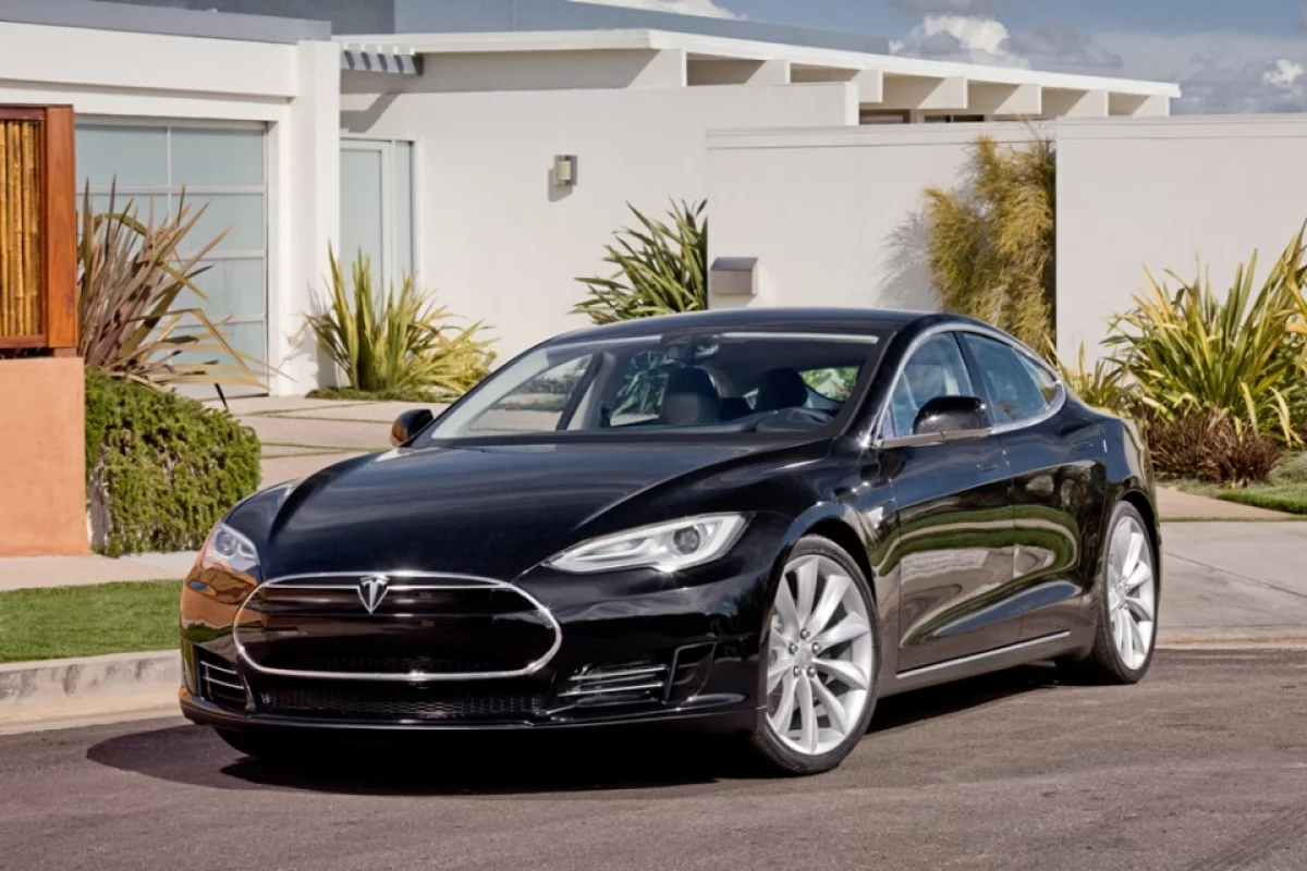A Tesla Model S that did not have a battery fire (Photo: Crixxor)