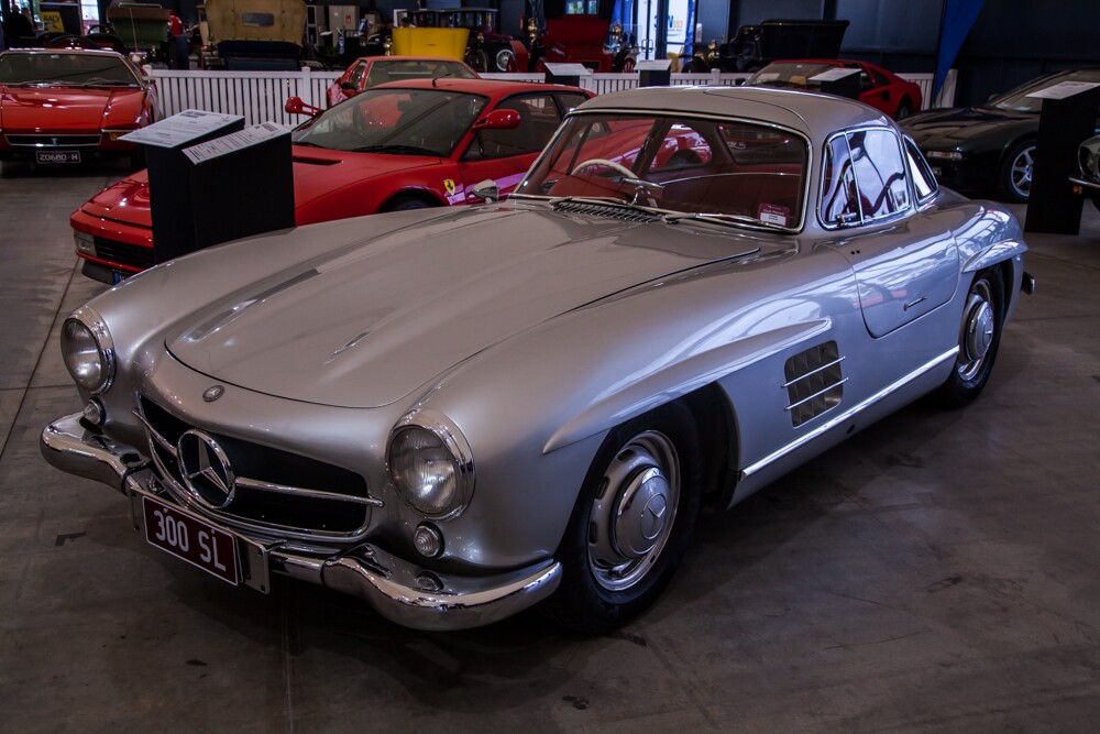 A 3.0-liter, six-cylinder engine is hiding beneath the SL's shapely flanks (Photo: Nick Lavars/Gizmag.com)