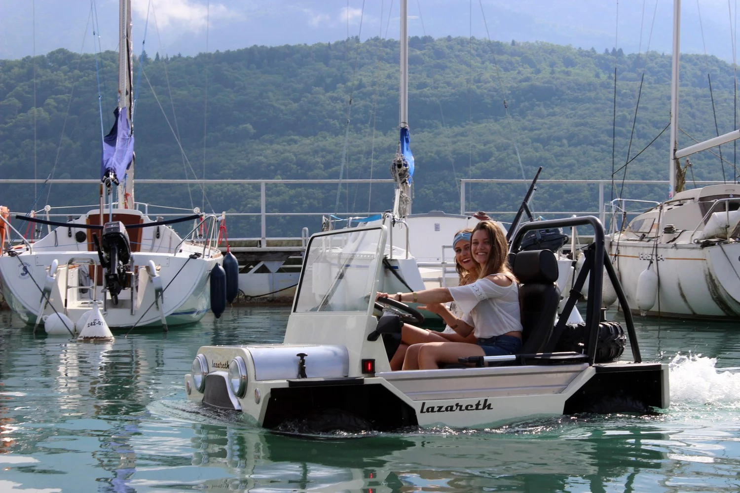 The 4WD vehicle is powered by a 400cc 4-valve engine