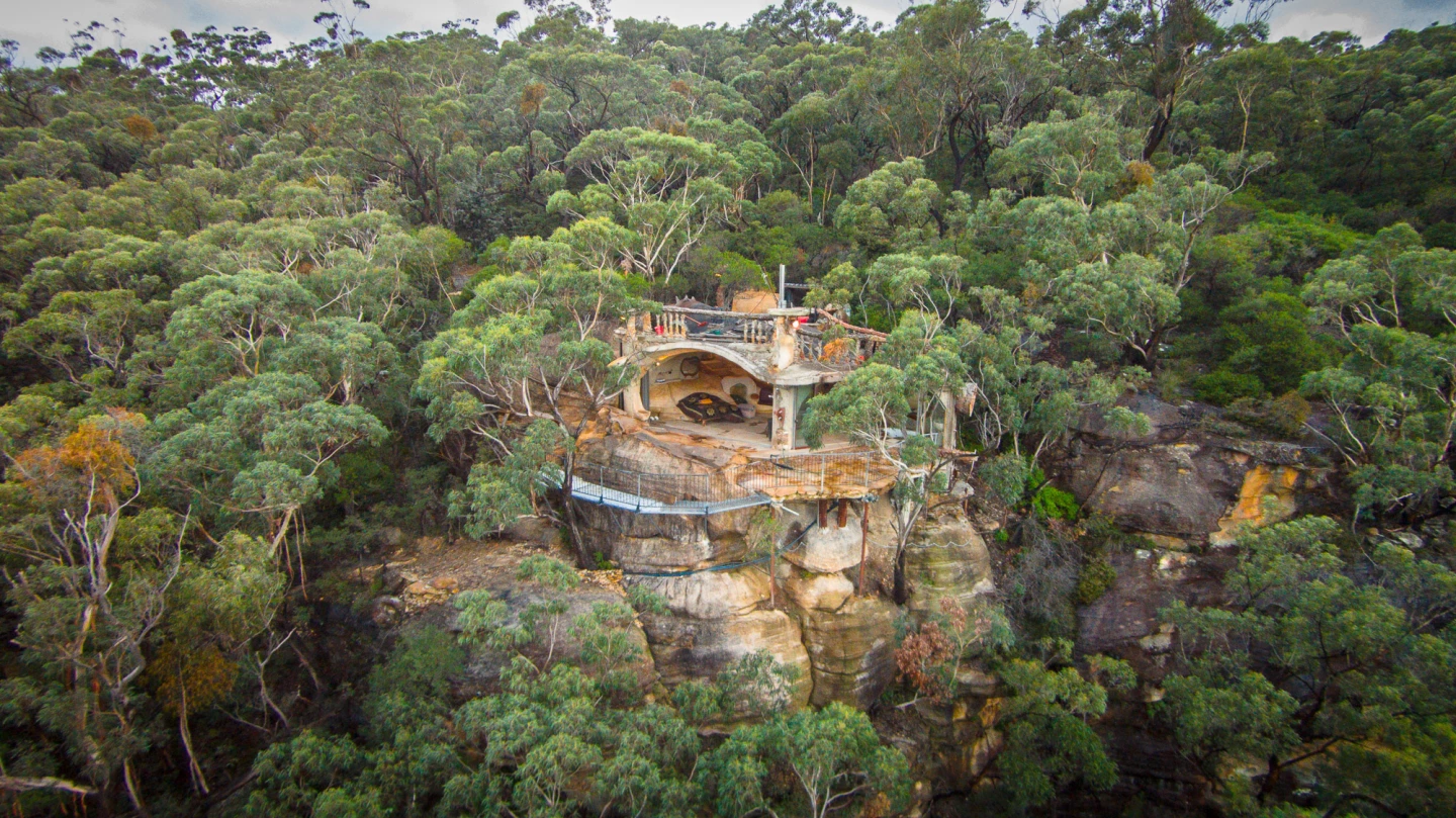 Clifftop Cave: Totally exposed and yet totally private (Photo: Gizmag.com)