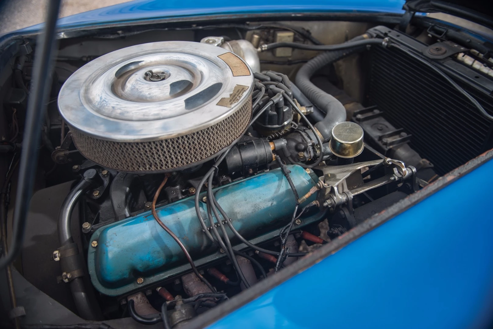 The CSX 2000 features a 260-cu in (4,260-cu cm) Ford small-block V8 engine