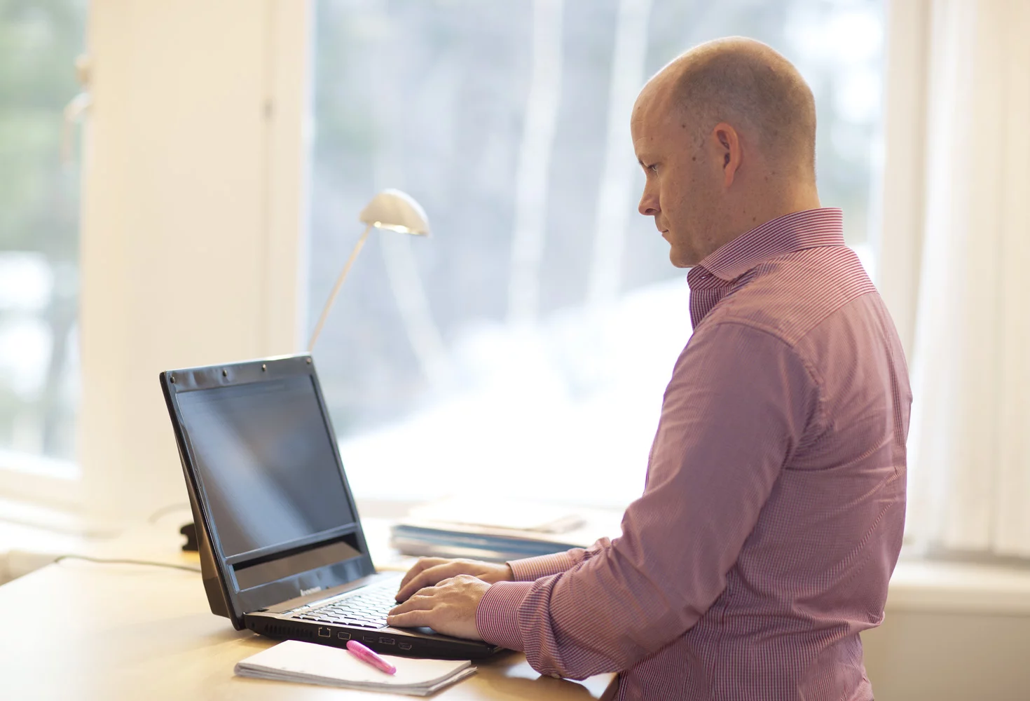 Henrik Eskilsson, CEO of Tobii Technology, trying out the new notebook prototype