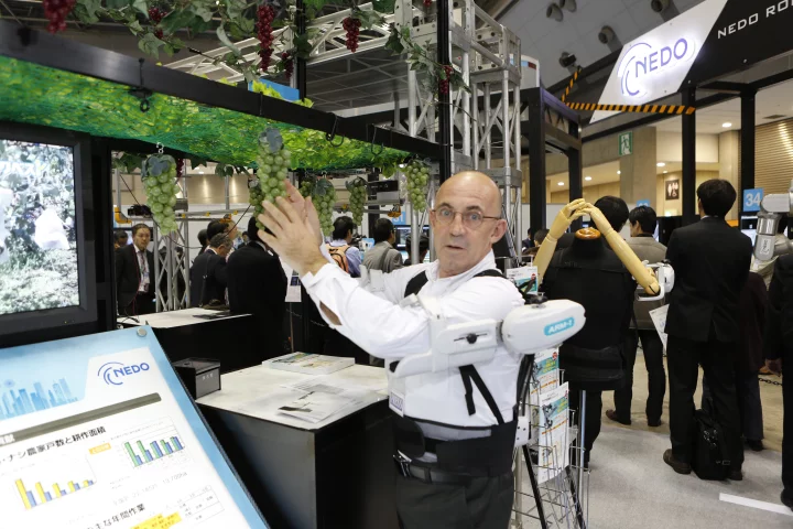 Gizmag's Mike Hanlon trying out the ARM-1