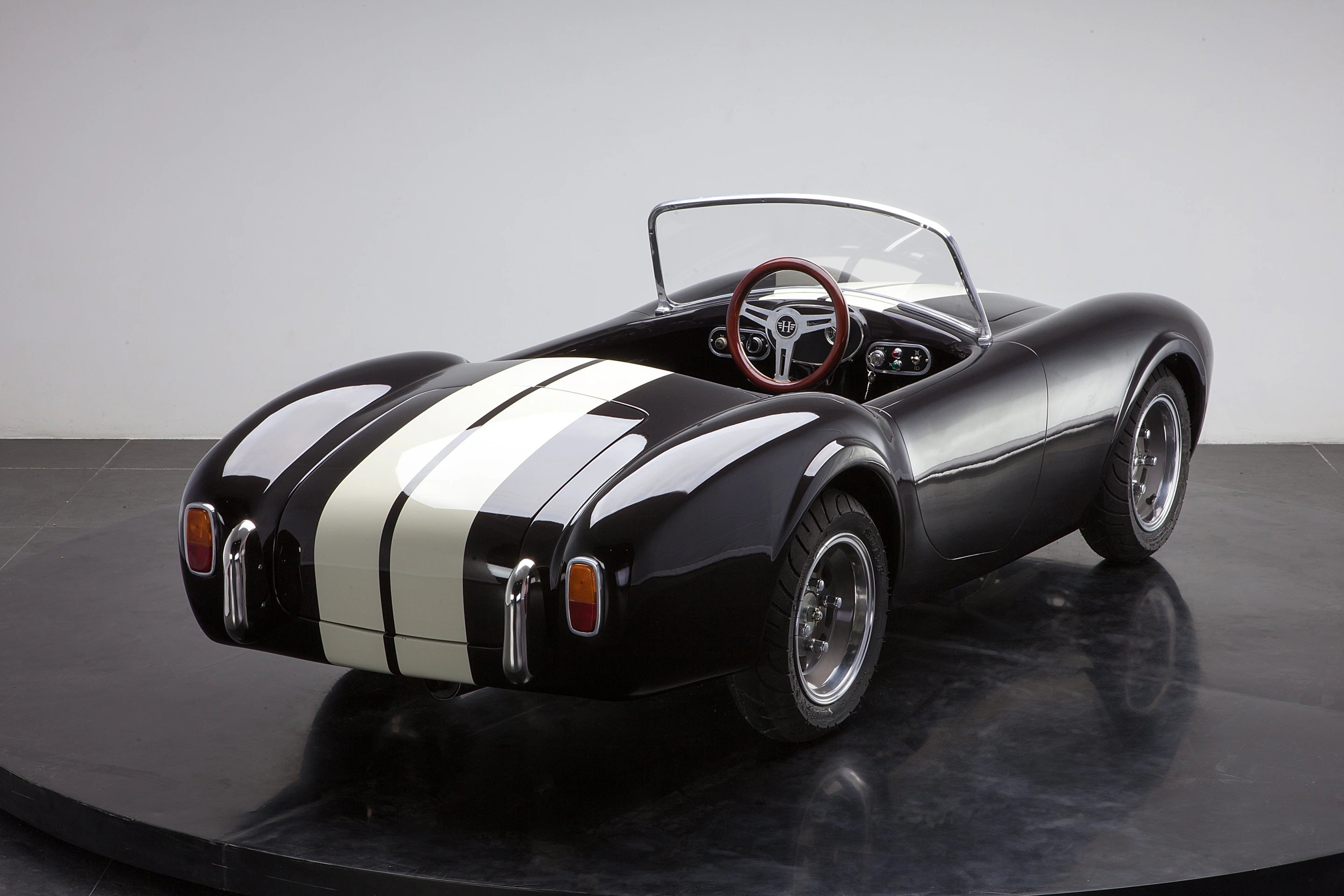 The ex-factory retail prices for the Cobra 289 is £7,999, US$12,399 or €11,299 depending on the customer 's preferred currency, with shipping costs on top of that