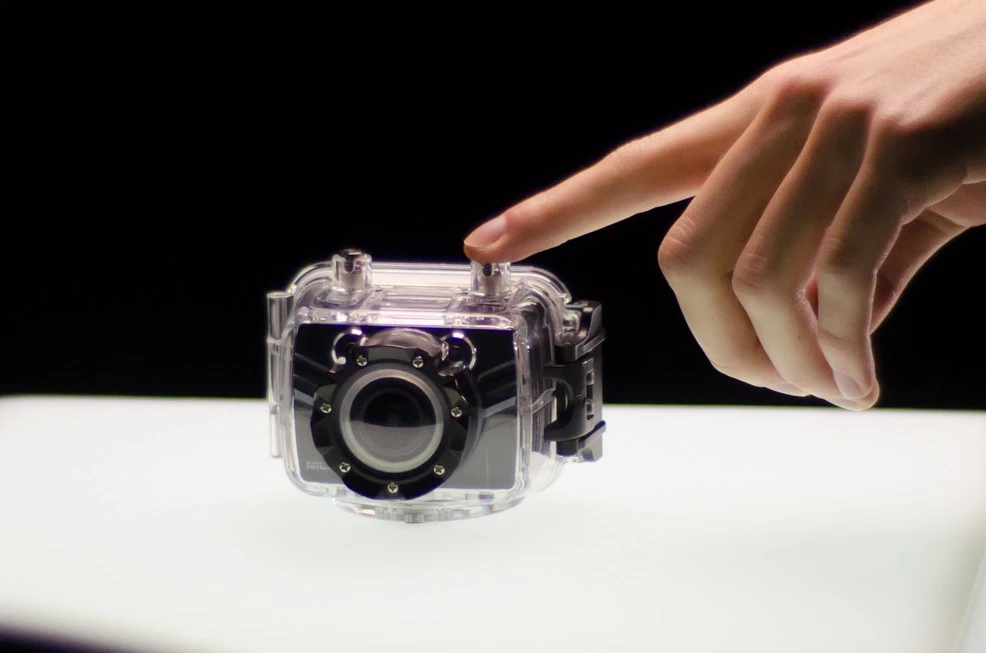 The Nilox Foolish has a 170-degree wide-angle lens, is submersible to a depth of 60 meters (197 feet), and can shoot 1080p HD video at a frame rate of 30 frames per second – 960p/30fps, 720p/60fps, and 720p/30fps are also possible