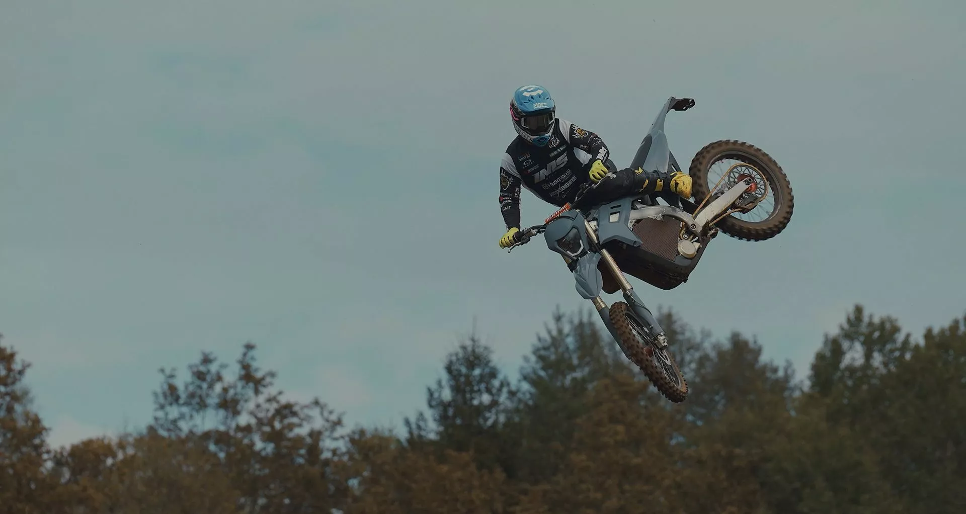 The Flux Primo features a water-cooled motor and removable battery unit controlled by Flux's own BMS