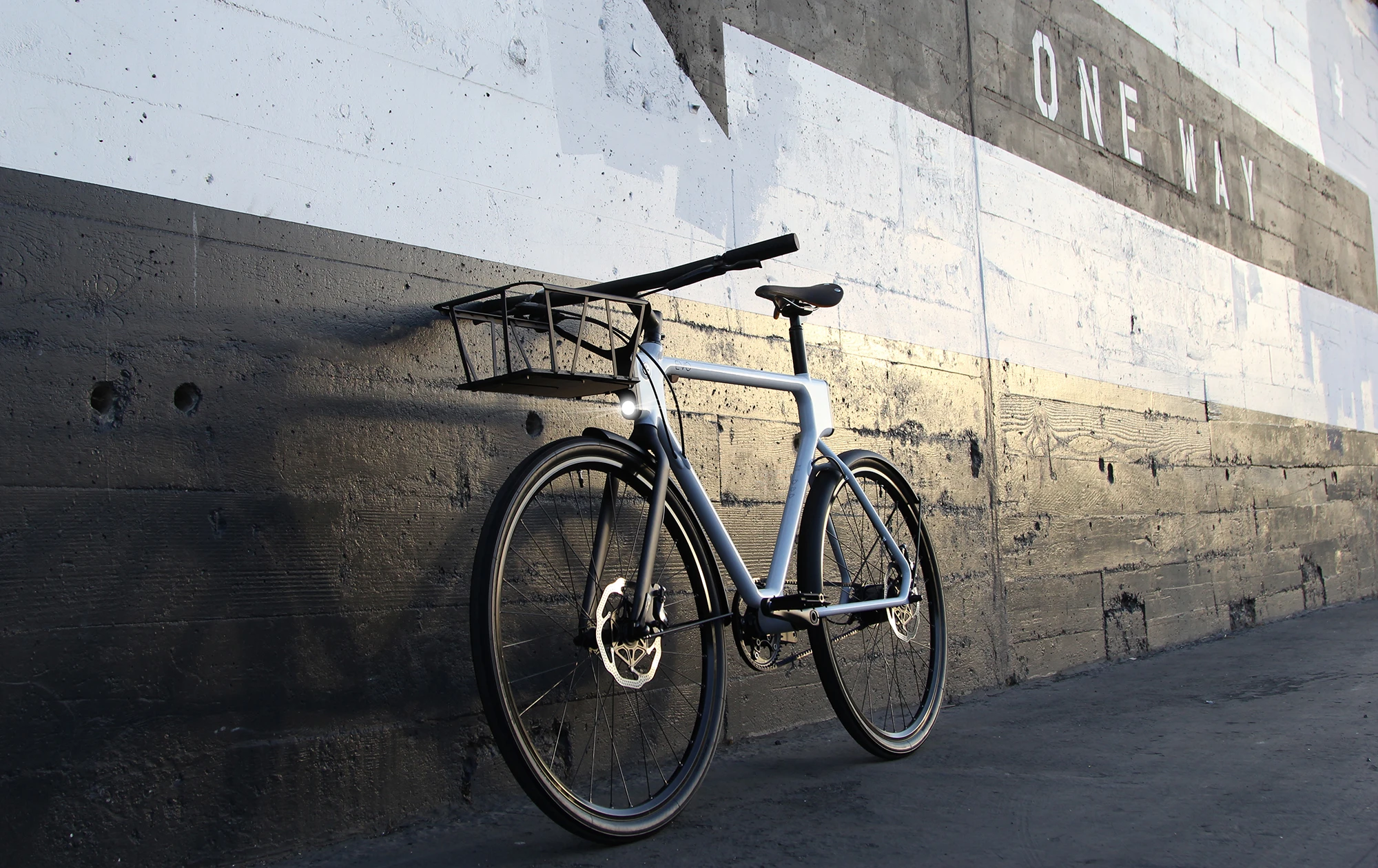 The loading and unloading of cargo is made easier by a fork lock function, which keeps the front wheel from turning sideways when the bike is parked