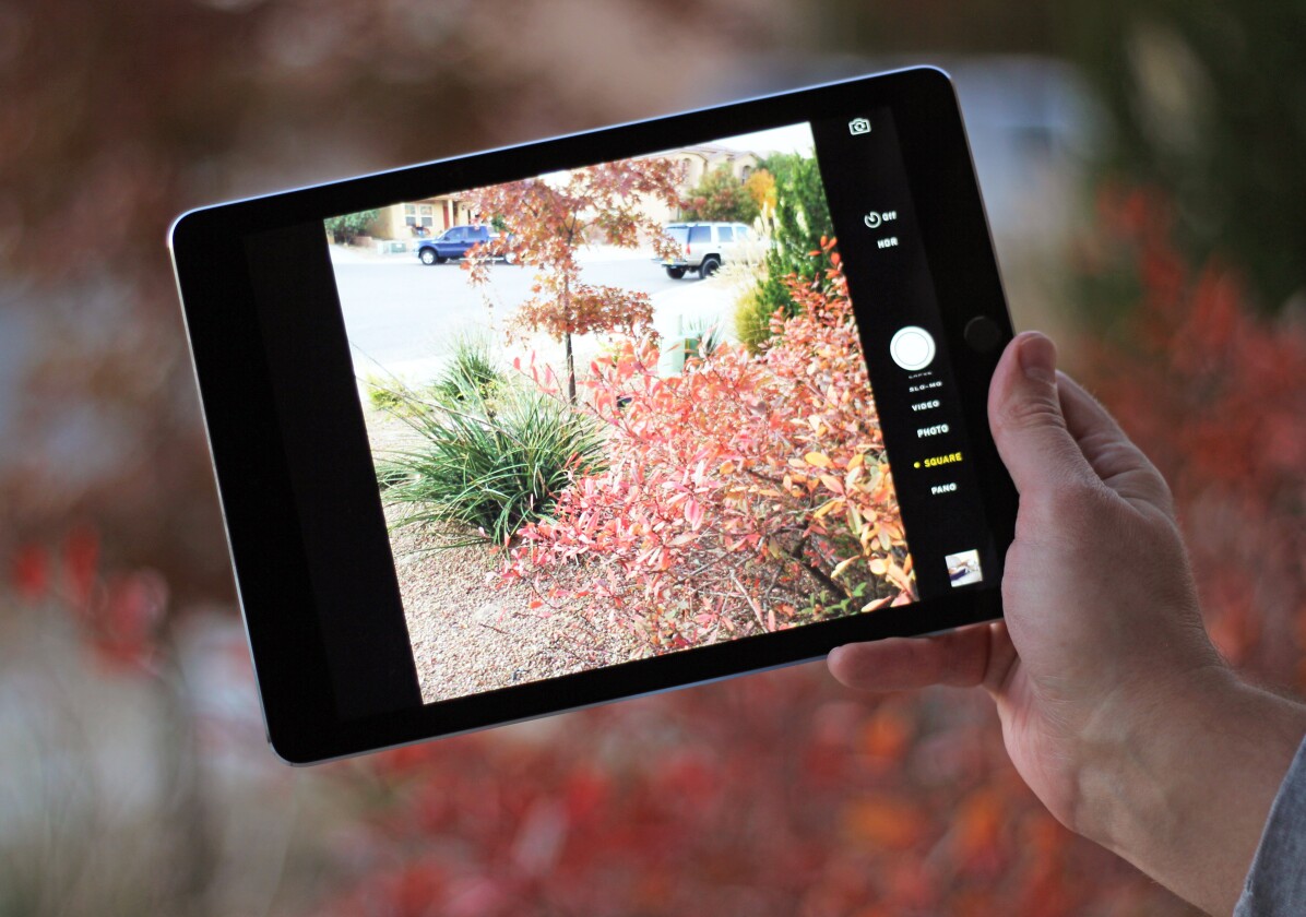 Taking pictures with the iPad Air 2's 8 MP camera (Photo: Will Shanklin/Gizmag.com)