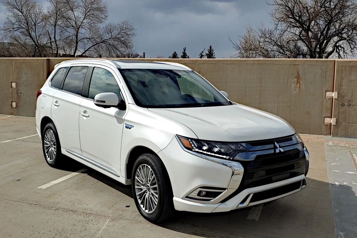 There are good and bad points with the 2020 Mitsubishi Outlander PHEV, so shop carefully