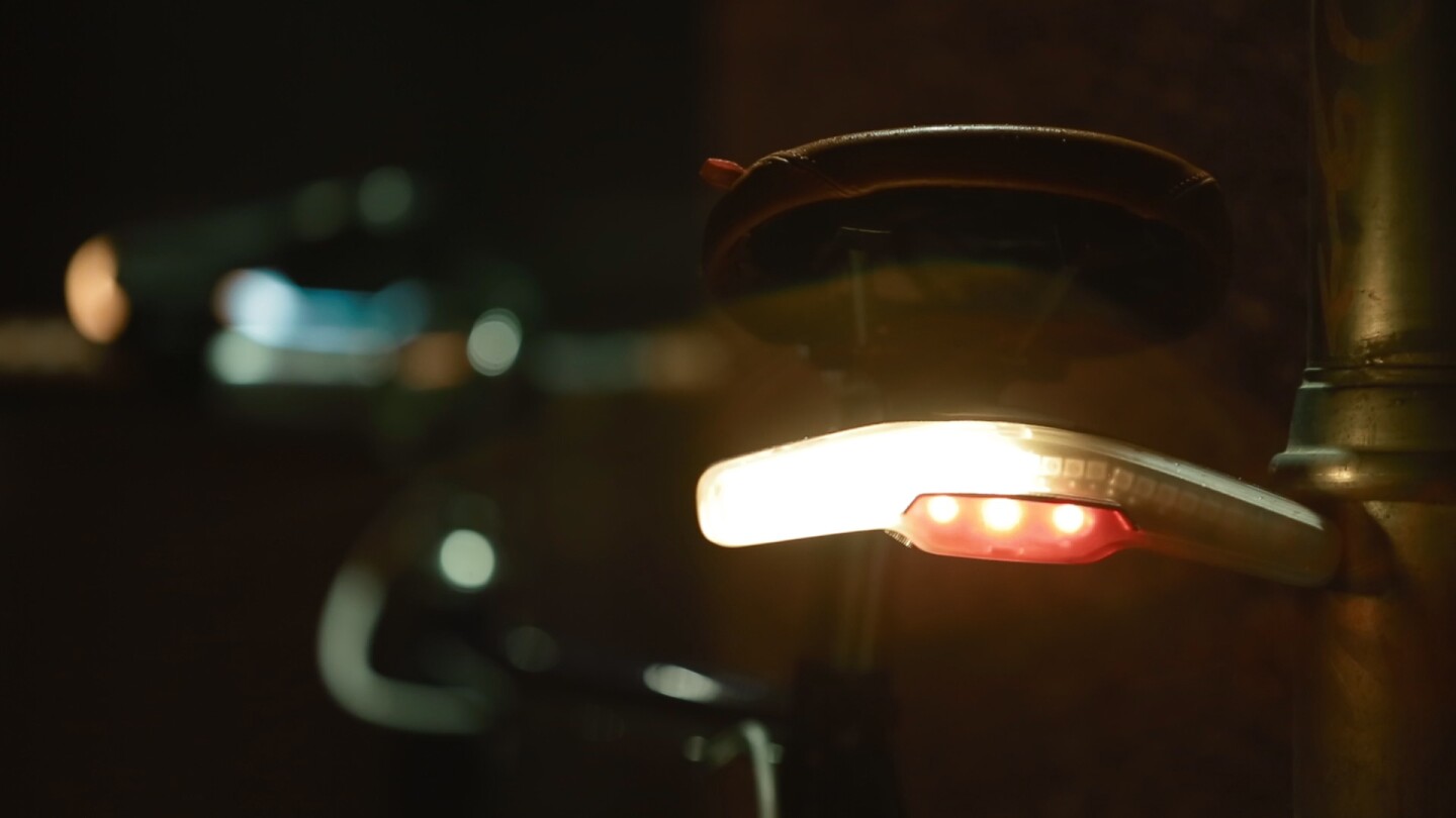 With the press of a left- or right-hand switch on the Blinkers remote, a strip of LEDs above each of the lights illuminates sequentially to indicate the direction in which the cyclist is turning