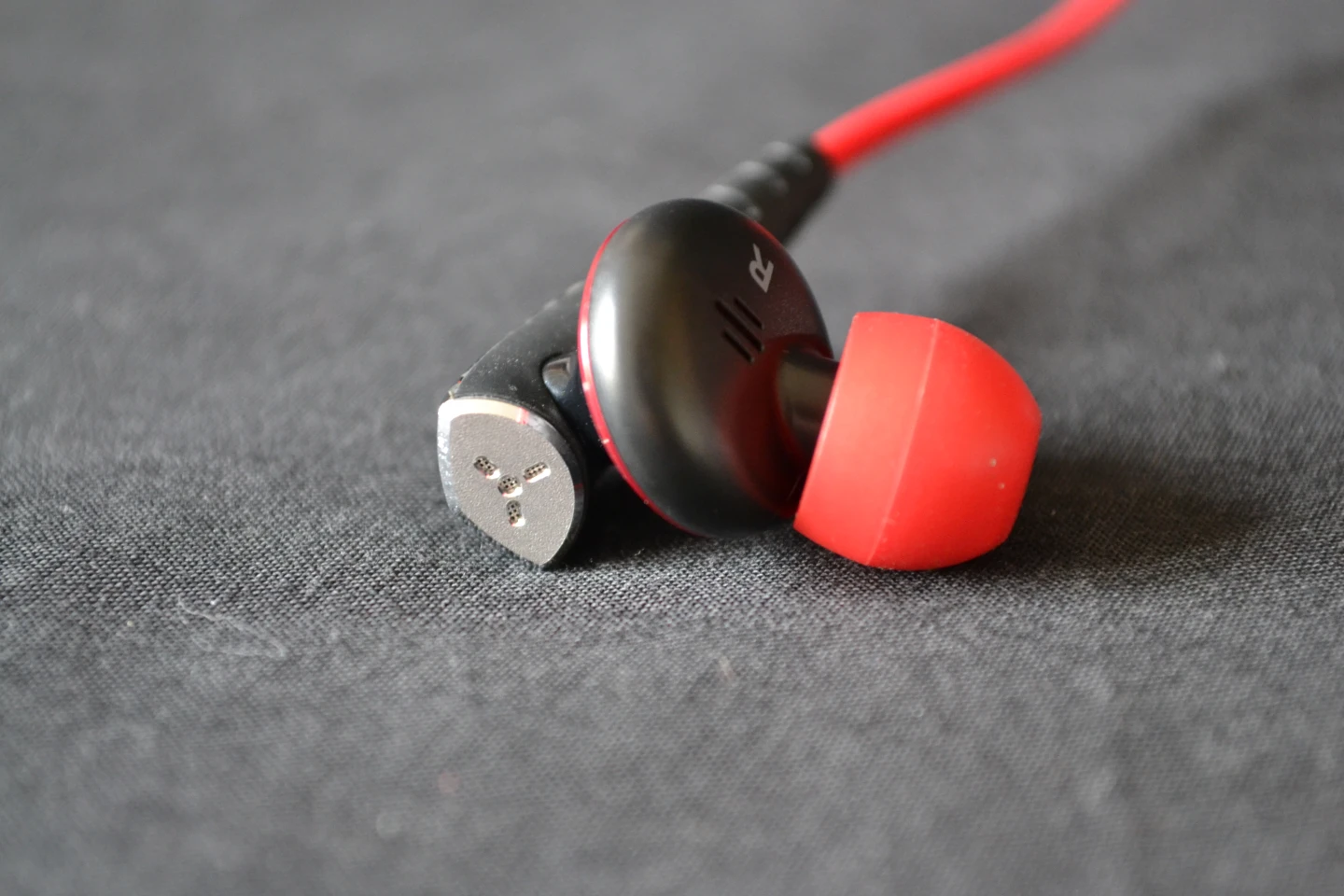 The dual-chamber structure of the MS 200s may look a little odd to those not familiar with Phiaton, but the company says that when combined with the five tuning points (air vents), the design optimizes air circulation for enhanced crystal clear sound, rich detail and clean, highlighted bass