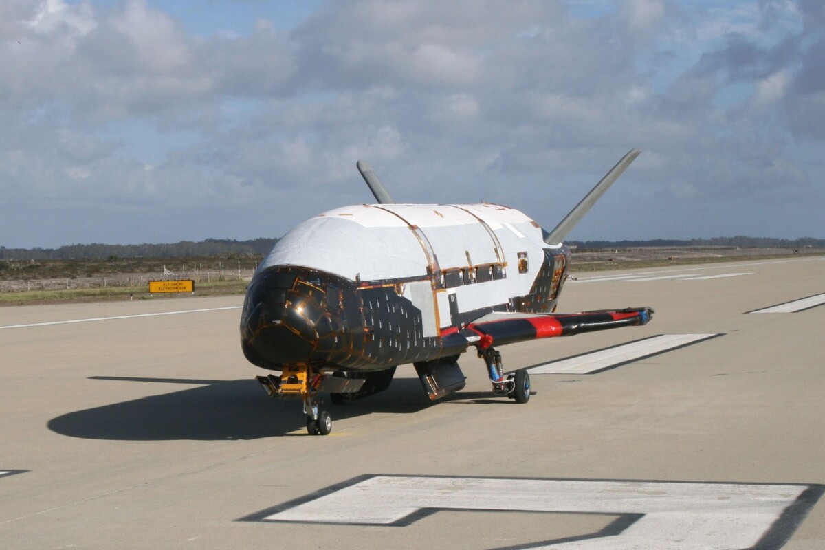 X-37B on runway at Vandenberg AFB (Image: USAF)