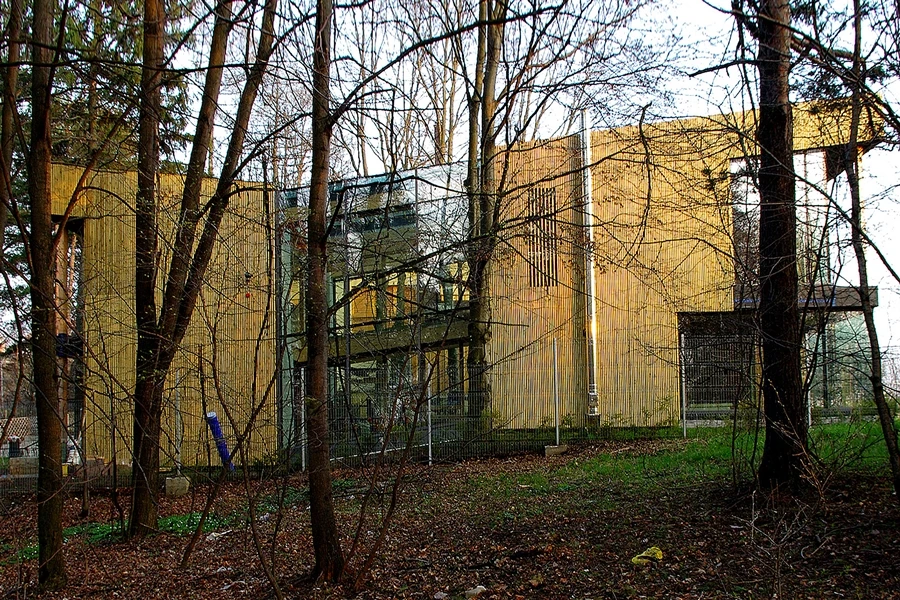 Passive House Che is situated in a forest