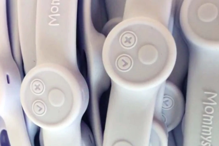 Crowdfunding project Mommy's Watches self adjusts the expiration time of breast milk based on the temperature that is exposed to