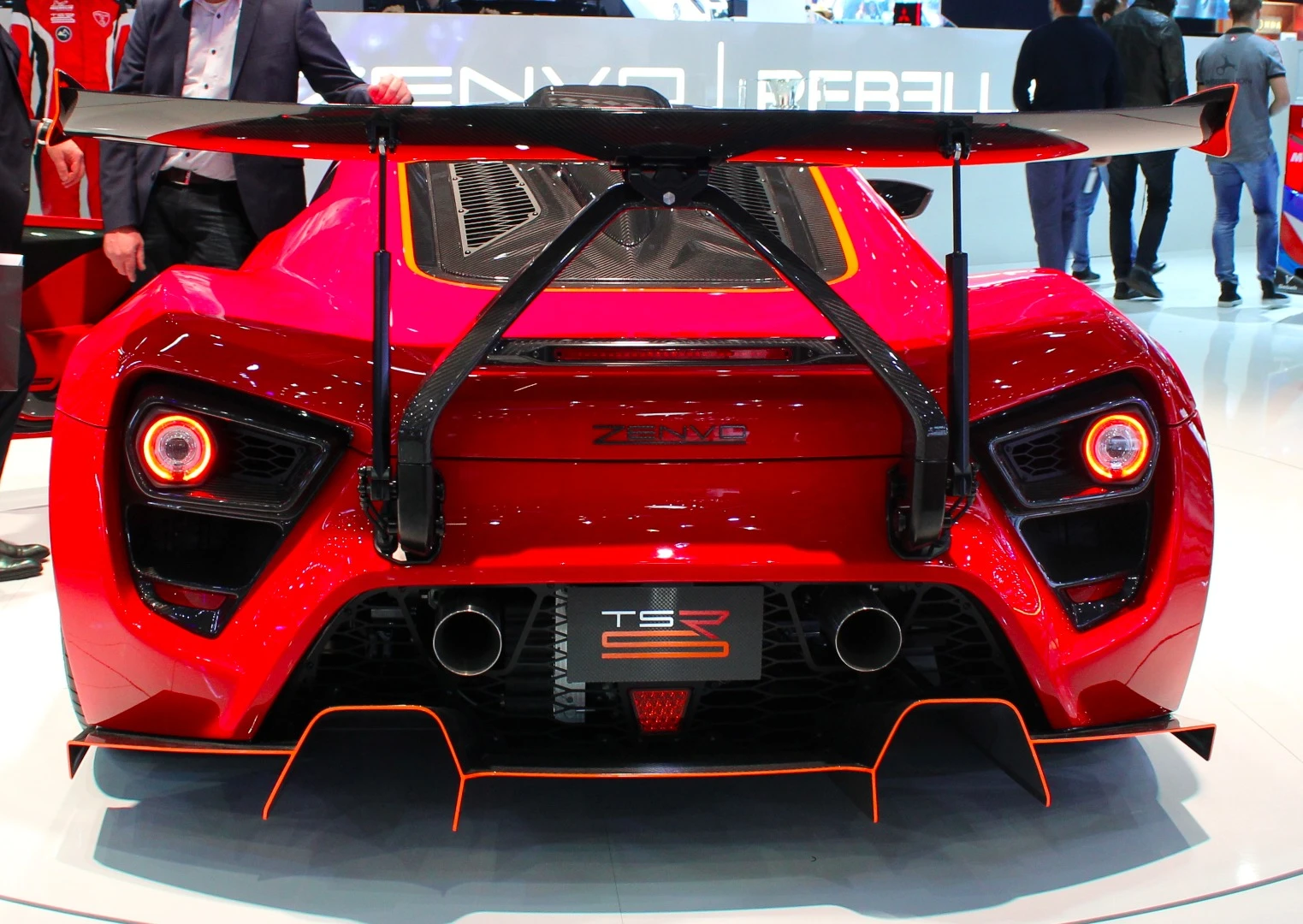 Zenvo TSR-S: rear wing also tilts to provide advantageous aerodynamics in the corners