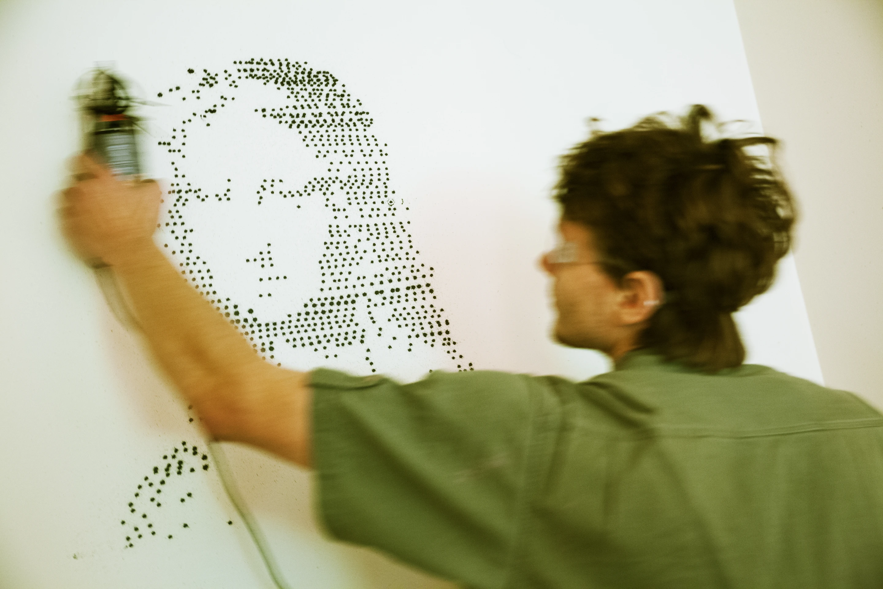 Mounted on a platform or tripod facing the wall, the SprayPrinter app tracks the movement of the printer by way of an LED light on the device, telling it when to spray and when to stop