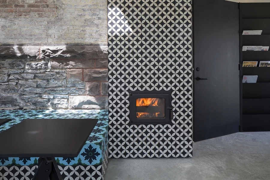 The masonry heater is warmed by burning wood (Photo: Florian Holzherr)