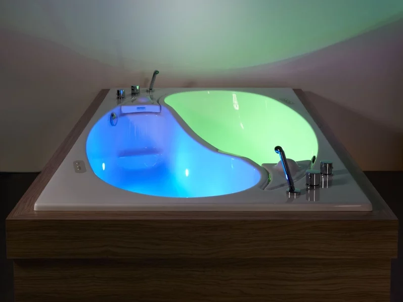 Each tub features integrated lights that can be set to different colors (Photo: Trautwein)