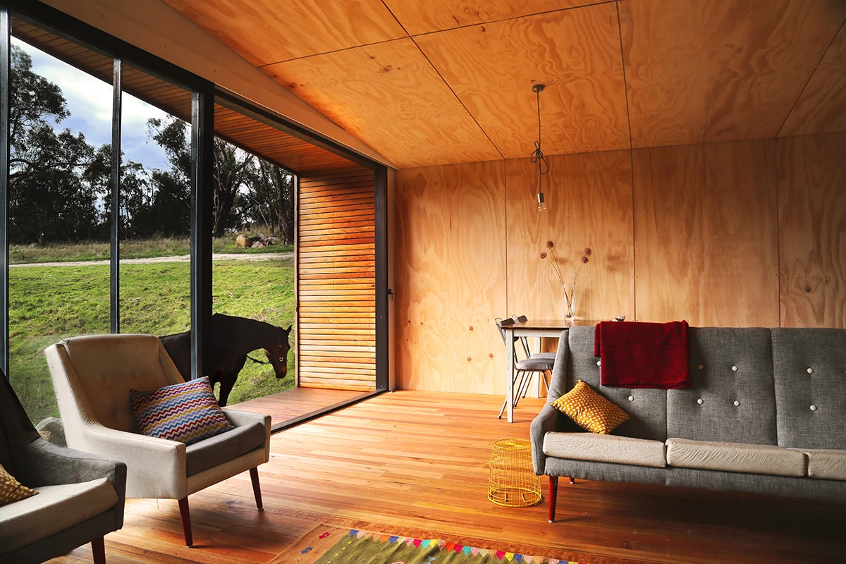 A large horizontal window runs along the western facade (Photo: Branch Studio Architects)