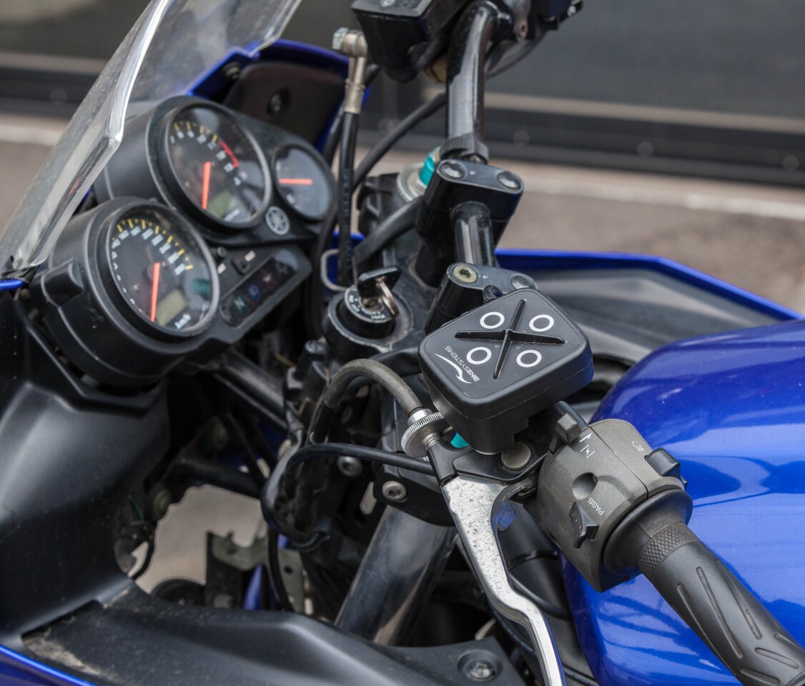 BikeHUD: handlebar-mounted GPS and switch unit (Photo: Loz Blain)