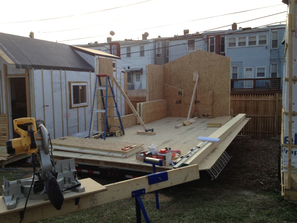 Construction process – SIPs panels going up, day 1 (Photo: Paul Burk Photography)