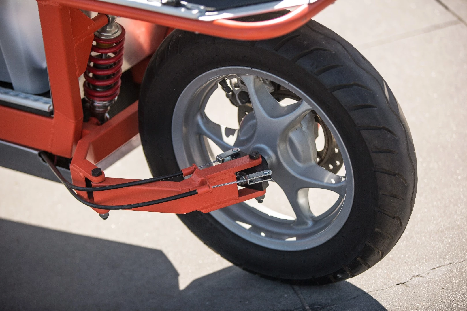 EsCargo: unique double knuckle steering system works a bit like a hub steering unit