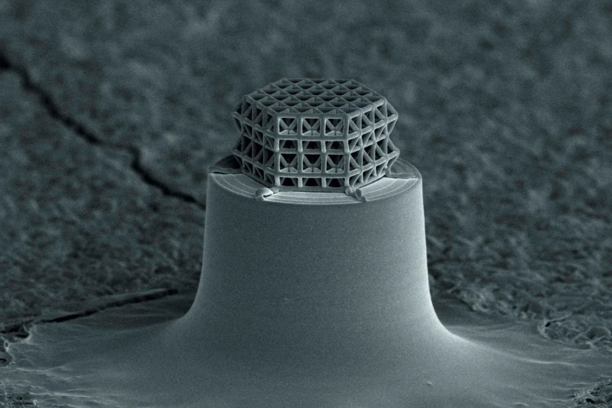 Only visible under a microscope, the smallest lattice in the world is made up of struts and braces that are 0.2 µm in diameter (Photo: J. Bauer / KIT)