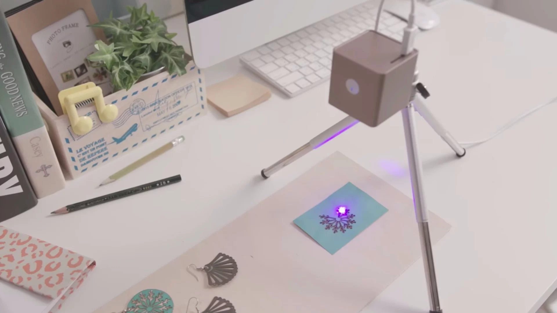 Cubliio can be used on vertical or horizontal surfaces