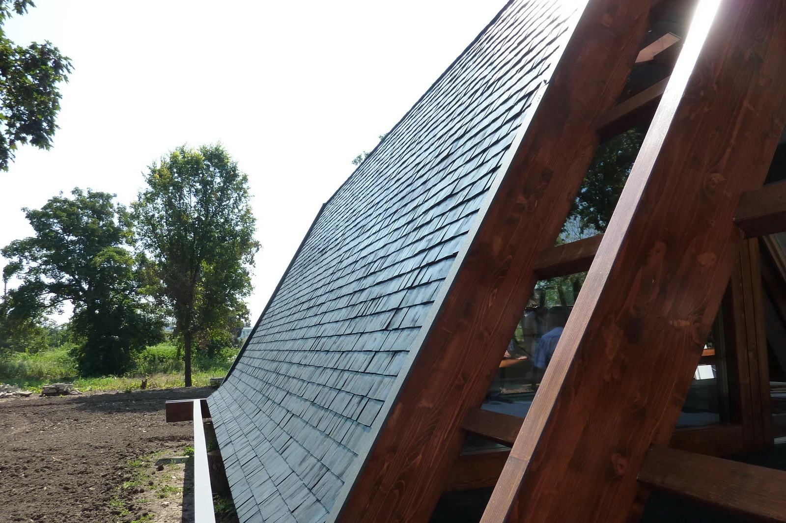 Roof insulation is polyurethane panels at a thickness of 10 cm as standard, but can be upgraded to a maximum thickness of 16 cm