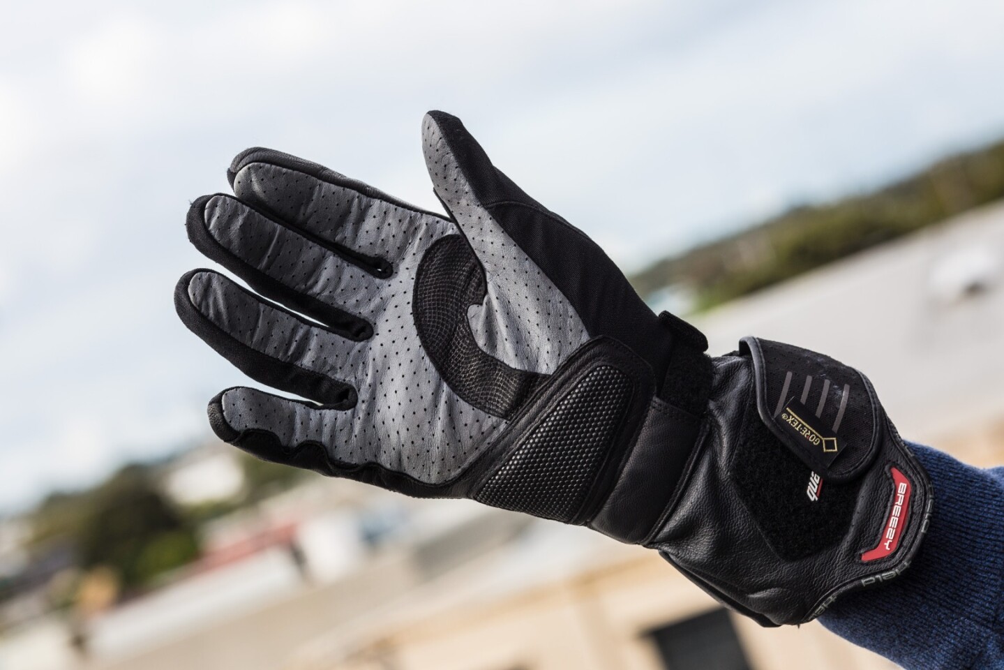Held Air n Dry: Kangaroo leather palm gives excellent feel and perforated breathability