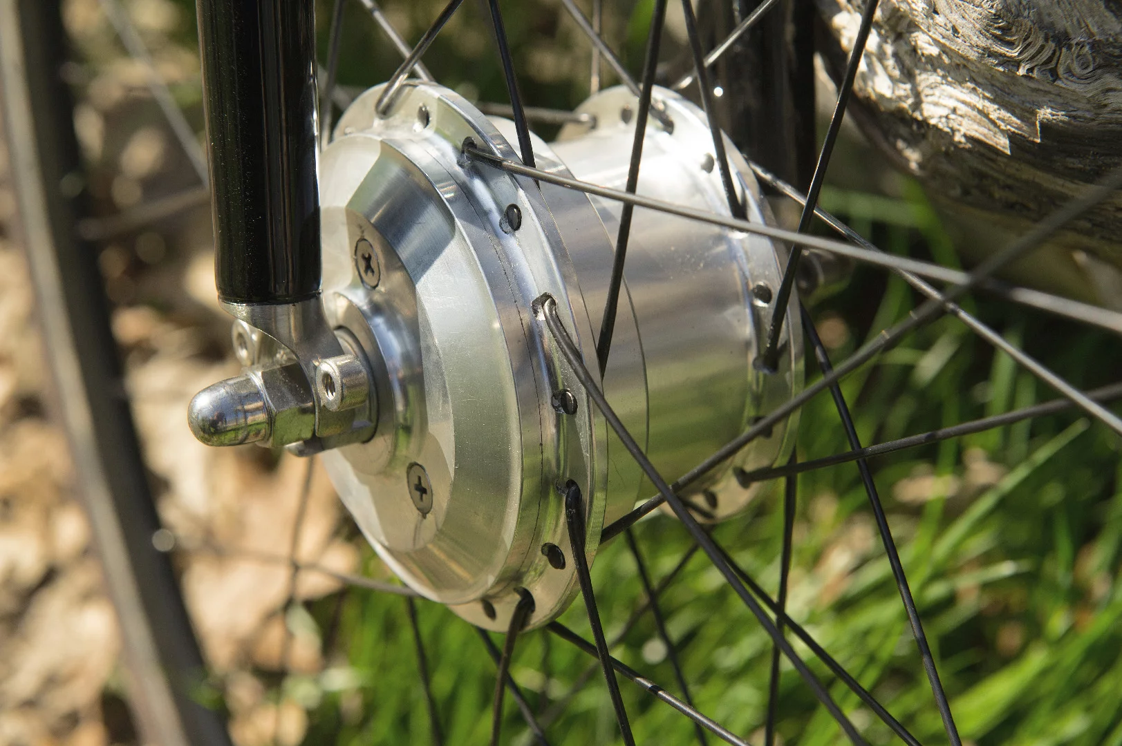 The Maxwell EP0 has a 300-watt freewheeling front hub motor, which augments the rider's pedaling power to attain speeds of up to 20 mph (32 km/h)