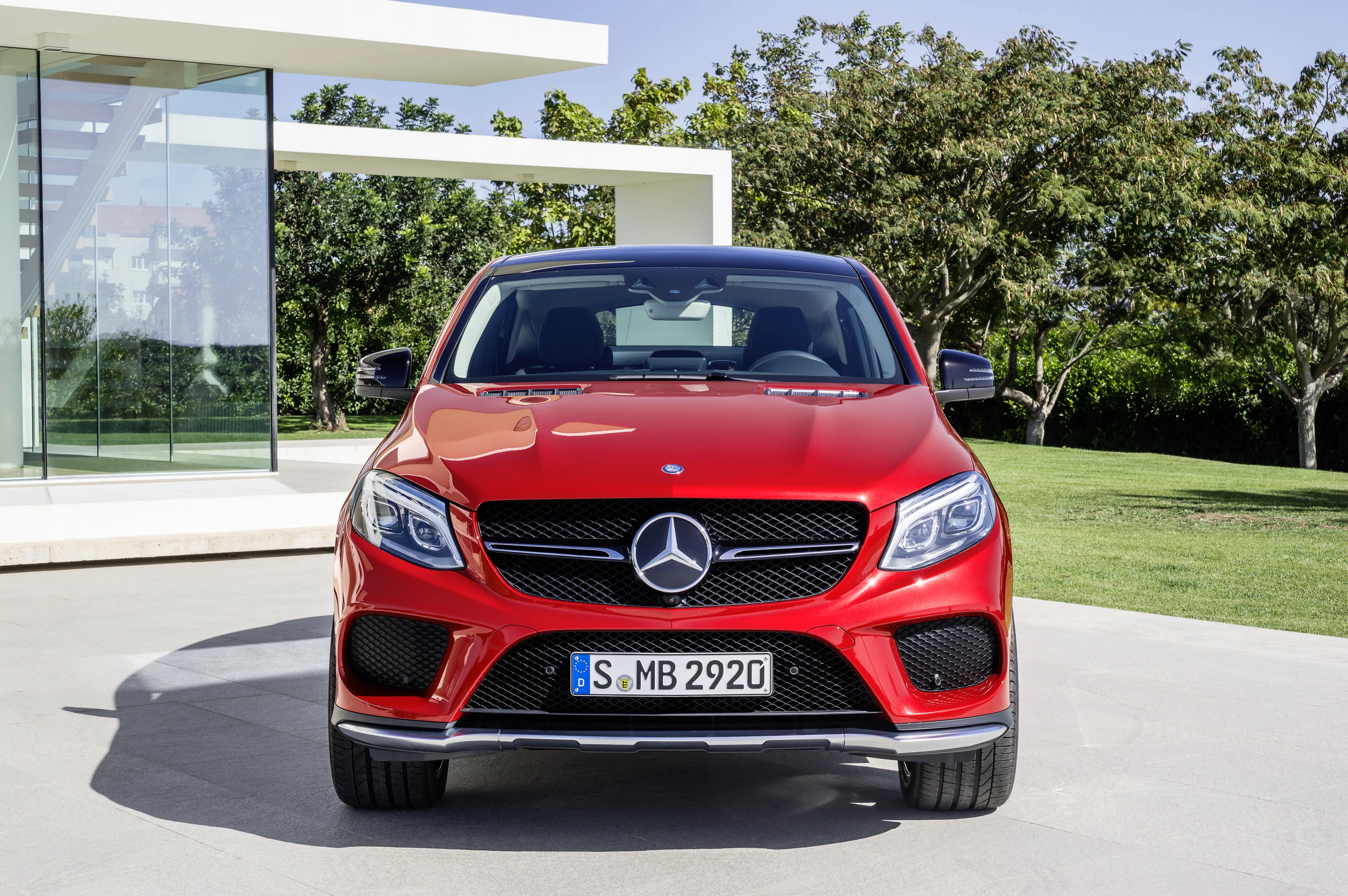 The GLE's front end is unmistakably that of an SUV