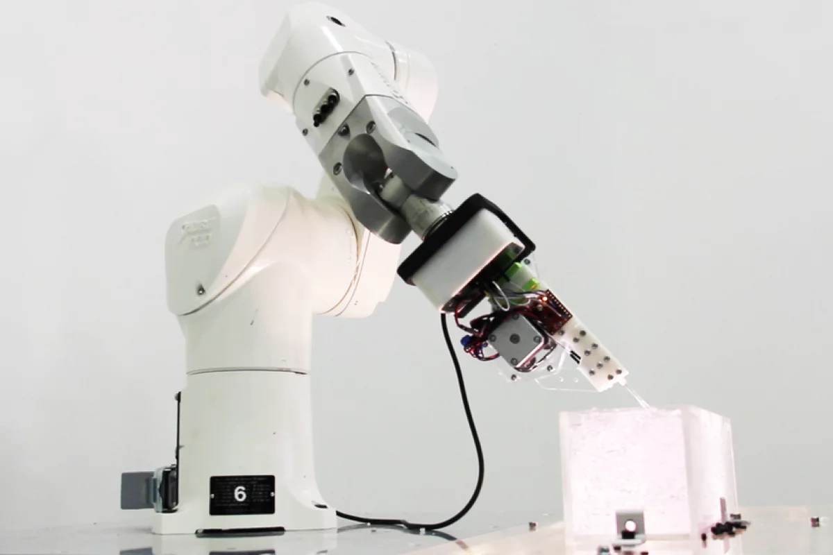 A six-axes robotic arm allows the printer to follow 3D vector-based toolpaths
