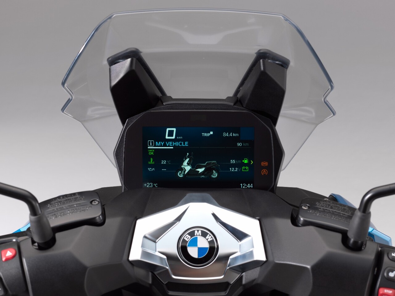 The C400X can be optioned with this funky-looking 6.5-inch full colour TFT display which can be used for media streaming, phone calls and turn-by-turn navigation