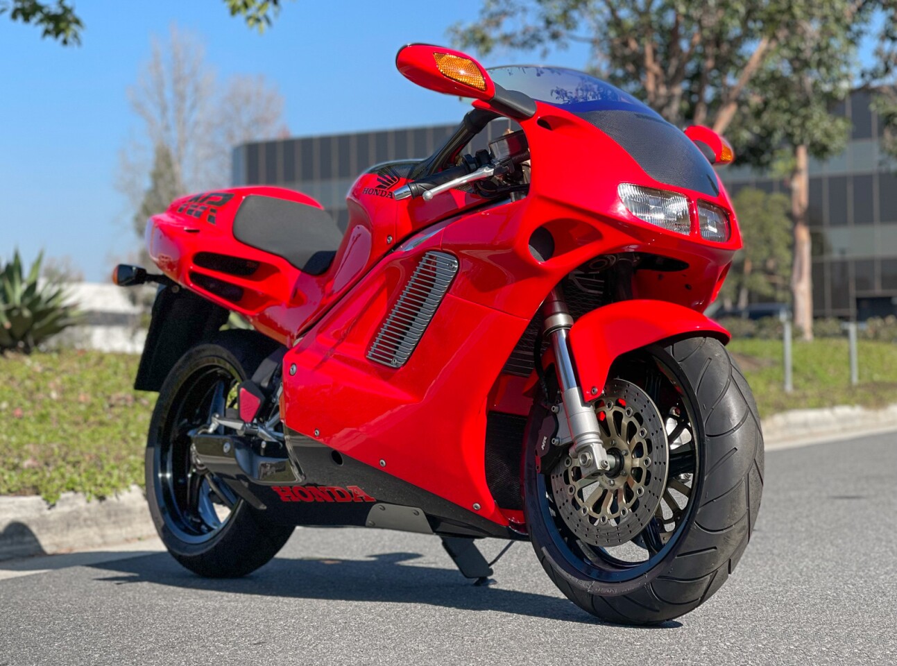 This 1992 Honda NR750 sold for $131,182 at Iconic Motorbike Auctions on 1 February 2022