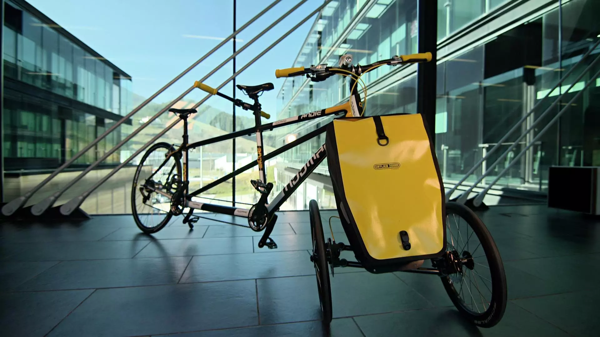 A tandem bike with Noomad attached