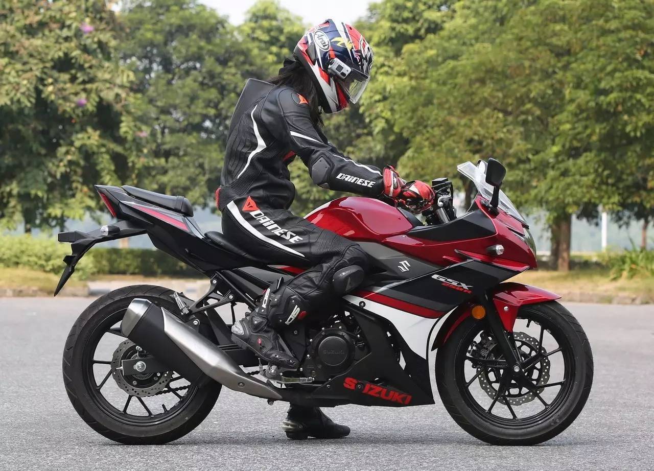 Suzuki GSX-250R: high-ride clip ons give it a relaxed riding position