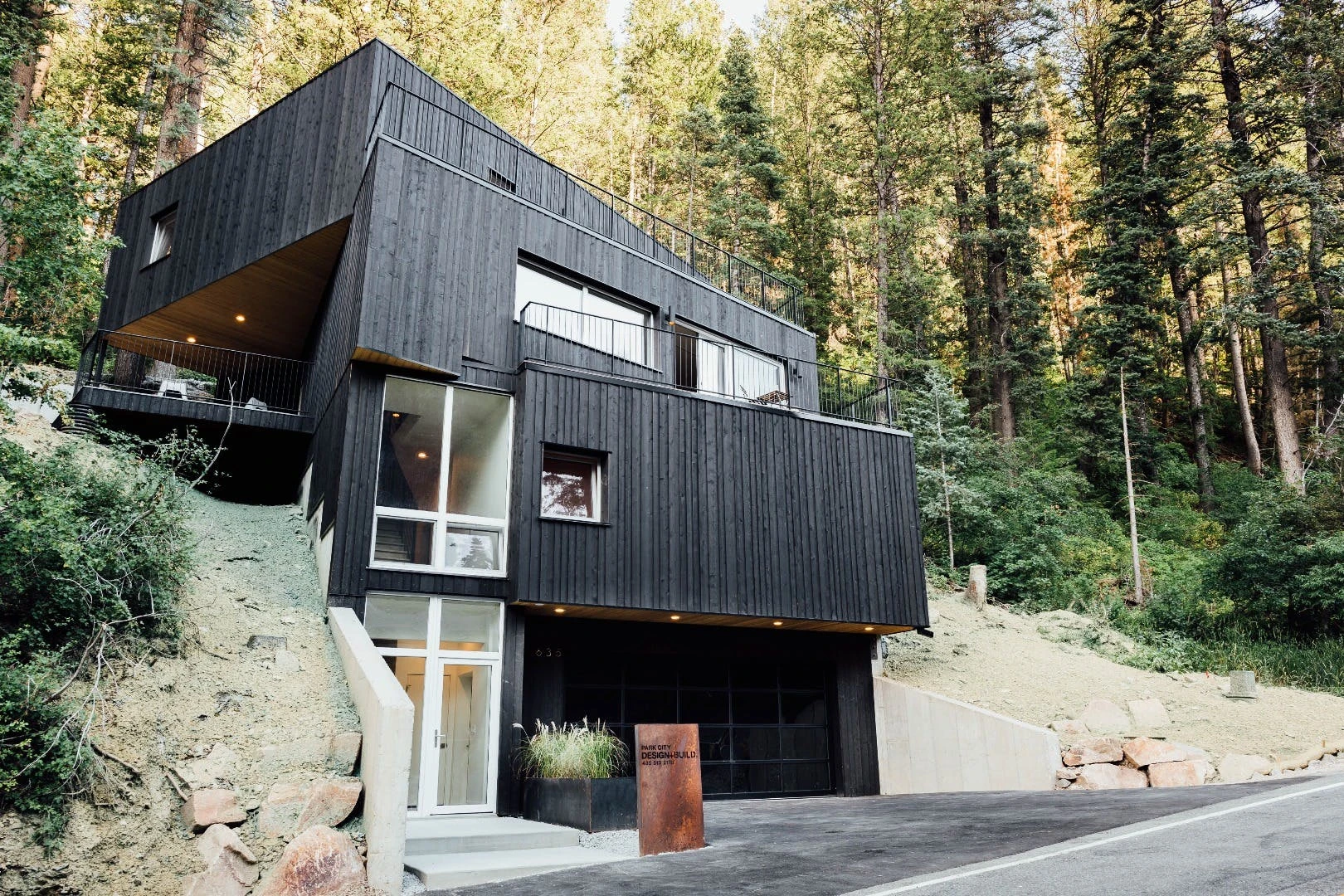 The Treehaus isn’t a treehouse in the traditional sense, but does provide plenty of opportunity to take in the fresh forest air with the deck spaces created by its revolving form