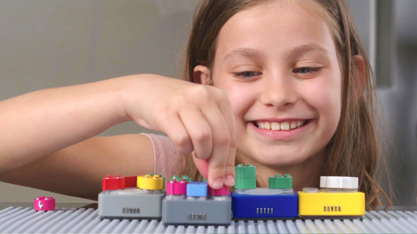 Parameter blocks can be snapped onto Algobrix function blocks to alter how the robot carries out its tasks