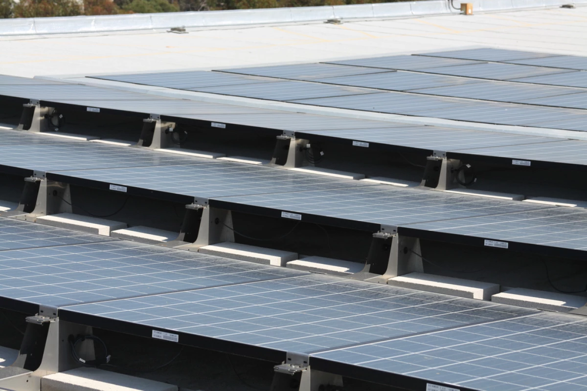 Tilted solar panels (front), create a stronger cooling effect than panels flush with the roof (Image: USCD Jacobs School of Engineering)