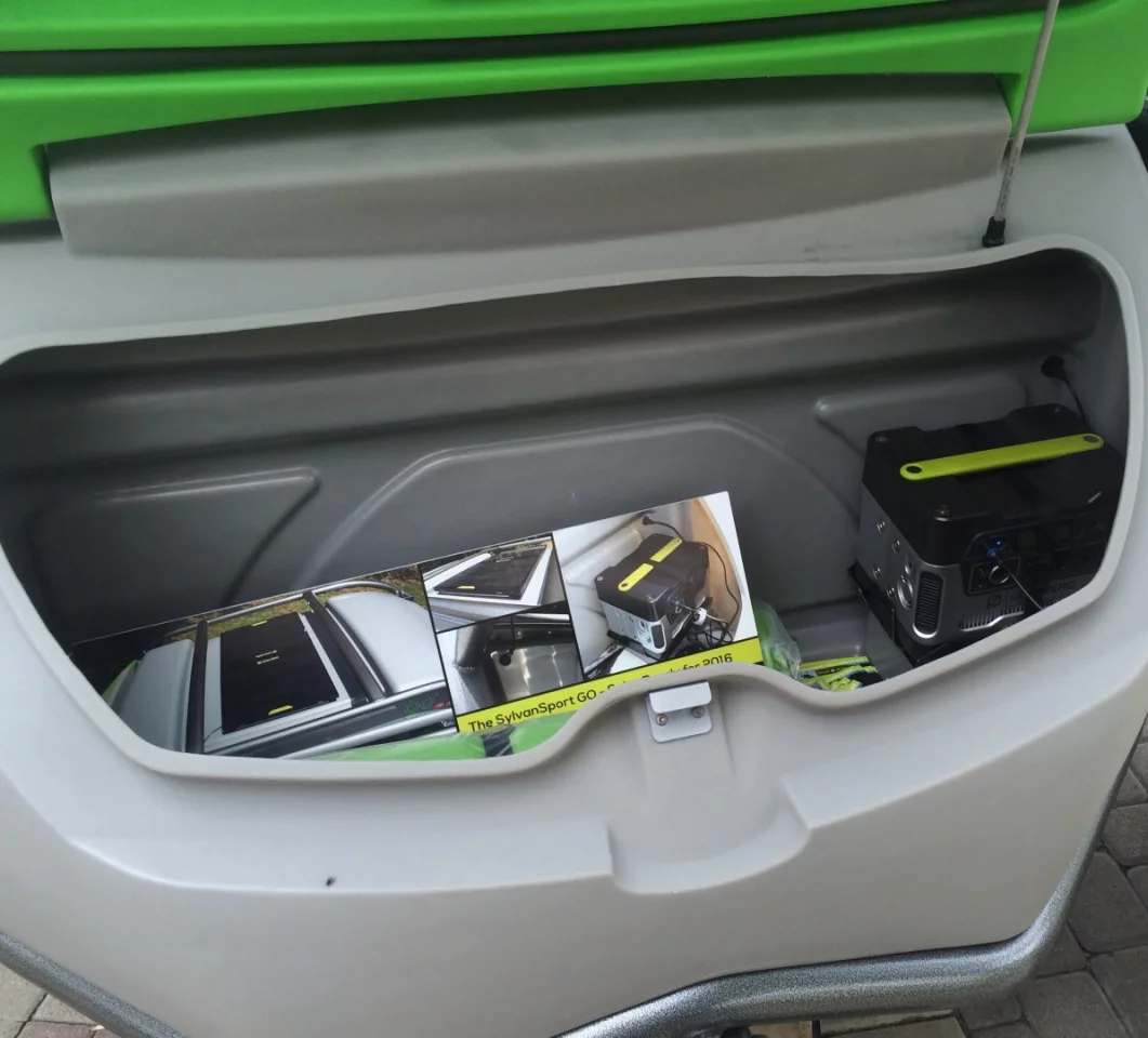 A dedicated bracket inside the tongue box secures the Yeti battery